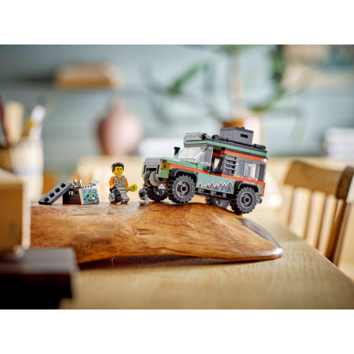 Конструктор LEGO City Позашляхова гірська вантажівка 4x4