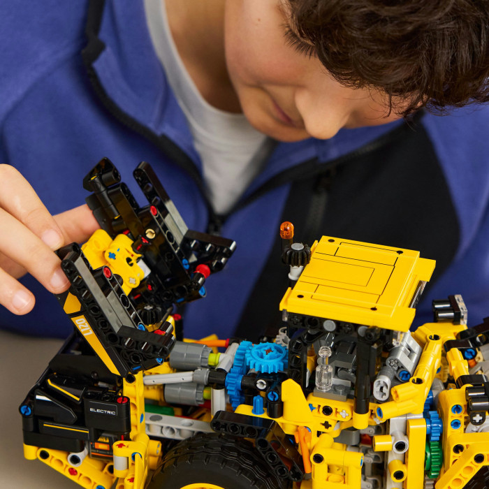 Конструктор LEGO Technic Колісний навантажувач Volvo L120 Electric, 42209