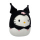 М'яка іграшка SQUISHMALLOWS серії "Хелоу Кітті" - ХЕЛОУ КІТТІ В ОБРАЗІ КУРОМІ (20 cm), SQSN00388